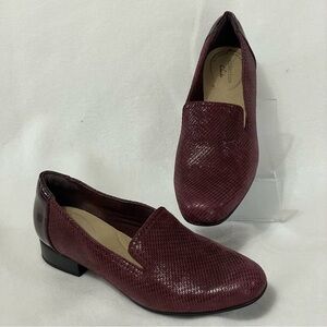Clarks Juliet Hanley Burgundy Faux Snake Skin Patent Leather Loafers sz‎ 6.5